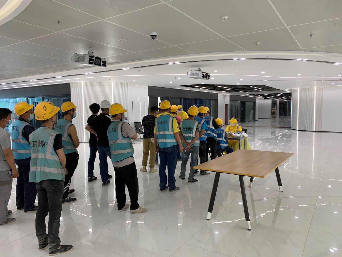 為加強(qiáng)疫情防控工作，公司組織項(xiàng)目部全體員工做核酸檢測(cè)